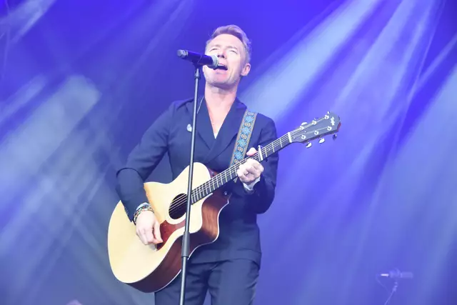 Vor rund 2.700 Besuchern am Radolfzeller Konzertsegel legte Ronan Keating beim Seefestival ein kurzes, aber sehr kurzweiliges Konzert auf die Bühne.  | Foto: Philipp Findling
