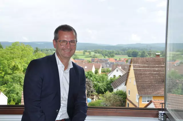 Anlässlich seiner Halbzeit im Amt als Bürgermeister der Gemeinde Mühlhausen-Ehingen blickt Patrick Stärk im Gespräch mit dem Wochenblatt auf das was war und das was noch kommen soll. | Foto: Anja Kurz