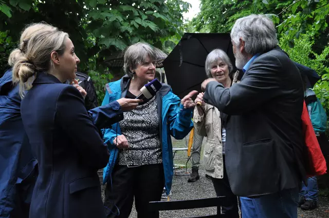 Eva Eberwein (Mitte) zeigt den Landtagsabgeordneten Saskia Frank (links) und Andreas Kenner (rechts) den Garten des Mia- und Hermann-Hesse-Hauses. | Foto: Anja Kurz