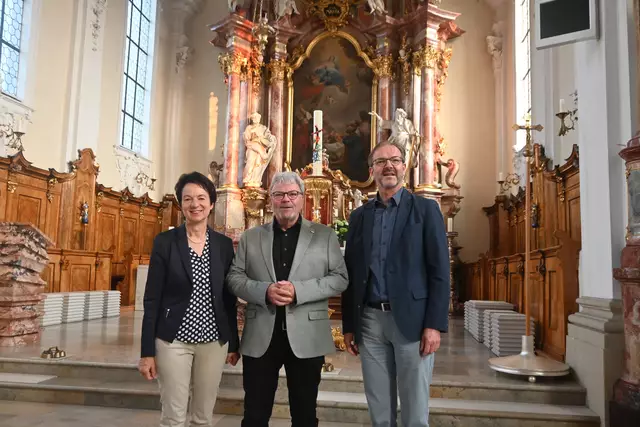 Maria Harder vom Pfarrgemeinderat (links) und Dietmar Stephan vom Bauförderverein (rechts) mit Bezirkskantor Georg Koch (Mitte) nach dessen begeisterndem Auftaktkonzert des Hilzinger Barocksommers.  | Foto: Philipp Findling