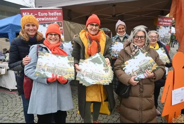 Beim Verkauf des Zonta-Adventskalenders: (von links) Dr. Marion Felix-Mitteis, Britta Bühl, Stephanie Haas-Komp, Heike Auer, Barbara Oppermann und Dr. Ulrike Roczyn. | Foto: Zonta Club Hegau Bodensee