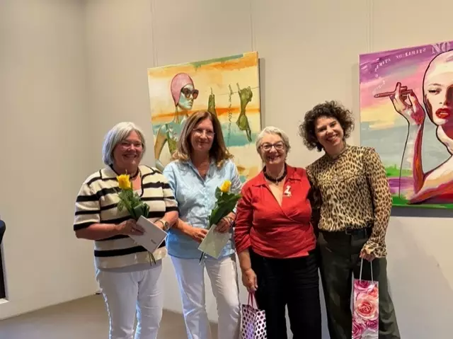 Wechsel auf dem Posten der Präsidentinnen (von links nach rechts): die Past-Präsidentinnen Barbara Oppermann und Dr. Dagmar Schuh, daneben die aktuellen Präsidentinnen Dr. Ulrike Roczyn und Eva Krause. | Foto: Zonta Club Hegau Bodensee