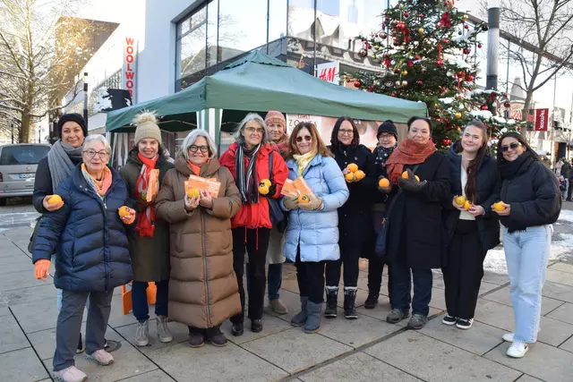 Zum Projekt "Zonta Says No" gehört unter anderem der "Orange Day". Hierbei organisierten im vergangenen November die Zontians in Zusammenarbeit mit der Stadt Singen einen Stand in der Innenstadt. Neben Orangen gab es für die Passanten dort auch Informationen zur Prävention von Gewalt gegen Frauen. | Foto: Tobias Lange