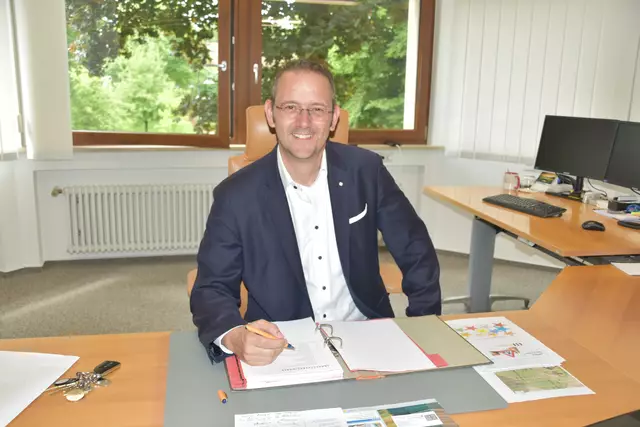 Kann in seinen ersten vier Jahren als Bürgermeister von Orsingen-Nenzingen auf viele herausfordende, jedoch auch spannende Projekte zurückblicken: Stefan Keil.  | Foto: Philipp Findling