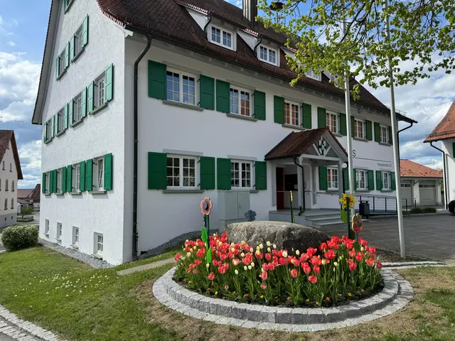 Vorbereitend wurde bereits im vergangenen Herbst eine Pflanzaktion durchgeführt, damit die Gemeinde zur Feier des Jubiläums 2025 bunt aufblüht. | Foto: Gemeinde Hohenfels