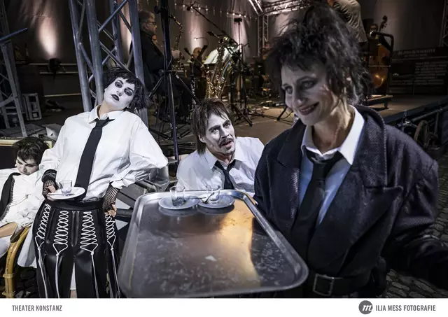 Ein Lächeln bei dem nie klar ist, wann es so gemeint ist: J.J. Peachums Frau, Celia Peachum (Michaela Allendorf), reicht Prostituierten Tee, nachdem sie Macheath verraten haben.  | Foto: Ilja Mess/Theater Konstanz