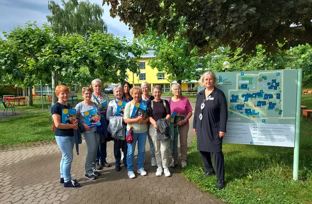 Eine Abordnung der Katholischen Frauengemeinschaft Tengen mit den Vorstandsdamen des HJW-Fördervereins Ina Rathje (rechts im Bild) und Ute Schröder (Bildmitte hintere Reihe) nach dem Rundgang über das Klinikgelände. | Foto: Tanja Kranz