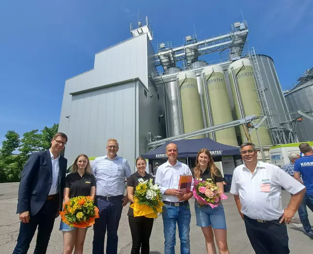 Ein riesiger Neubau, mit dem die Verantwortlichen zufrieden sind. Von links: Vorstand der ZG Raiffeisen Dr. Holger Löbbert, Orga-Team-Mitglied Selina Freyer, Korntech-Geschäftsführer Christoph Pundsack, Orga-Team-Mitglied Nina Ivmik, Werkleiter Konrad Maier, Katharina Pfister vom Marketing und Regionalleiter Edgar Isele.   | Foto: Sebastian Ridder