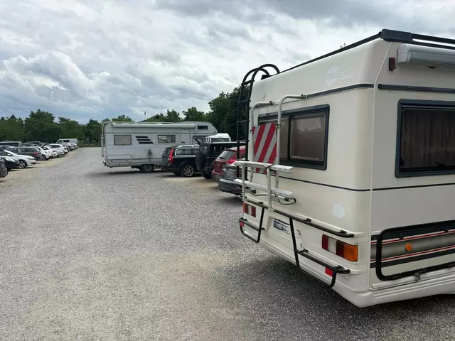 Schon lange ist die Offwiese ein beliebter Ort für parkende Wohnmobile. Das soll bald mit einem Bußgeld bestraft werden können. | Foto: Tobias Lange
