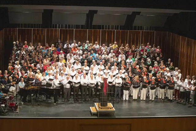 Sieben Chöre teilen sich beim grandiosen Abschluss von "Singen grenzenlos" die Bühne. | Foto: Uwe Johnen