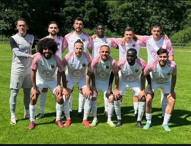 Das Team des TSV Singen vor dem Hinspiel in Holzhausen. Teammanager Öscan hat die Spieler für das Rückspiel wieder aufgebaut und ist guter Dinge. | Foto: TSV Singen