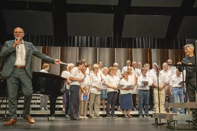 Singens Oberbürgermeister (links) bei der Begrüßung zur ersten der beiden Aufführungen von "Singen grenzenlos". | Foto: Uwe Johnen