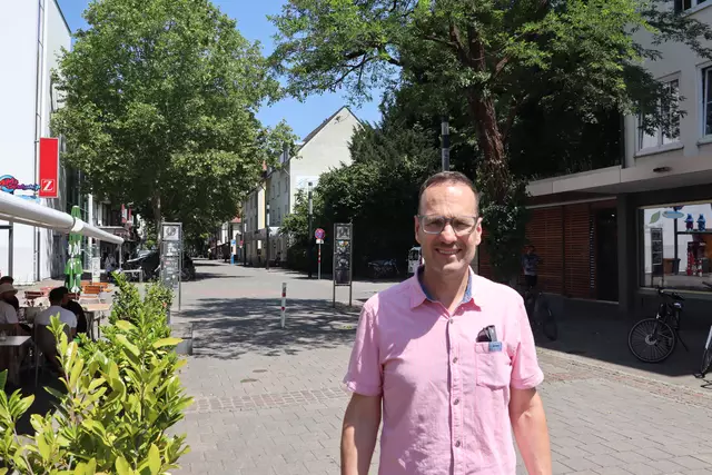 Hier soll es losgehen am Freitag. Andreas Krieg vor der Schwarzwaldstraße in Singen, wo er mit dem Blasorchester Singen (BOS) das Landesmusikfestival eröffnen wird. | Foto: Sebastian Ridder