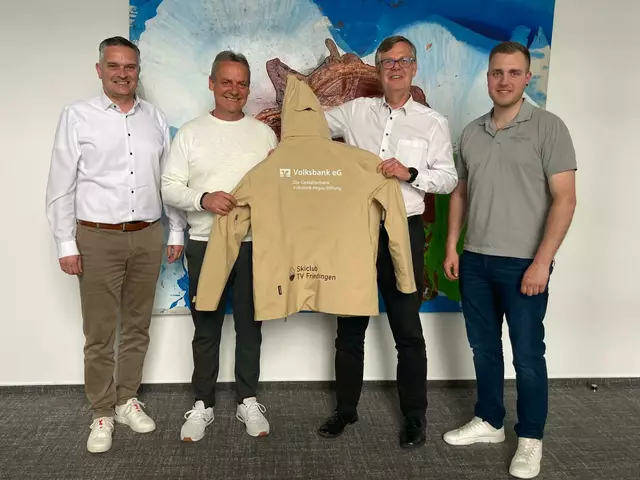 Marco Keller (Vorstand Volksbank-Hegau-Stiftung), Klaus Niederberger (Vorstand TV Friedingen), Bernd Martin (Vorstand Volksbank-Hegau-Stiftung) und Lukas Maier (Leiter Ski Abteilung) mit einem der neuen Ski-Anzüge des Skiclubs TV Friedingen. | Foto: Skiclub TV Friedingen