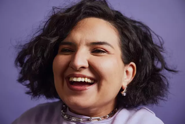 Schauspielerin und Performerin Kübra Sekin wird am 28. Juni das Podiumsgespräch im Rahmen des LET'S ALLY-Festivals in Konstanz moderieren.  | Foto: Anna Spindelndreier
