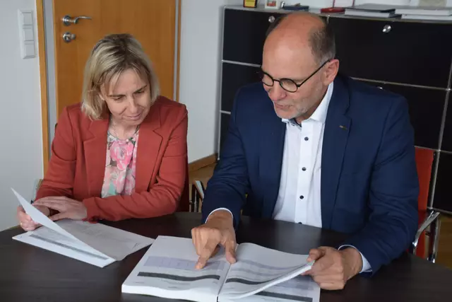 Kämmerin Heike Bender und Oberbürgermeister Bernd Häusler studieren den Haushalt der Stadt Singen. | Foto: Tobias Lange