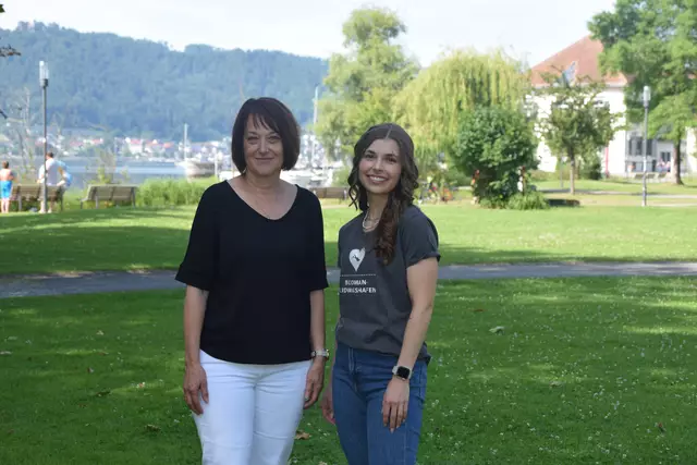 Sandra Domogalla, Leiterin des Amts für Tourismus, Kultur und Markting (links), und Auszubildende Antonia Korner laden ein zum Hafenfest in Ludwigshafen. | Foto: Tobias Lange
