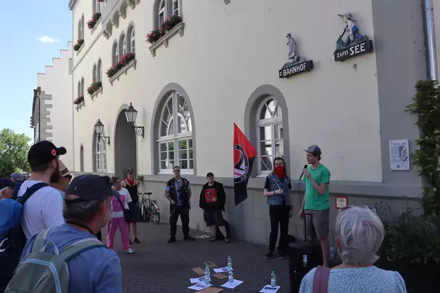 Ein freies Bündnis verteilte Zettel des Seemoz auf einer angemeldeten Demo vor der Gemeinderatssitzung. Etwa 40 Leute demonstrierten für die Aberkennung der Ehrenwürde von August Kratt. | Foto: Sebastian Ridder