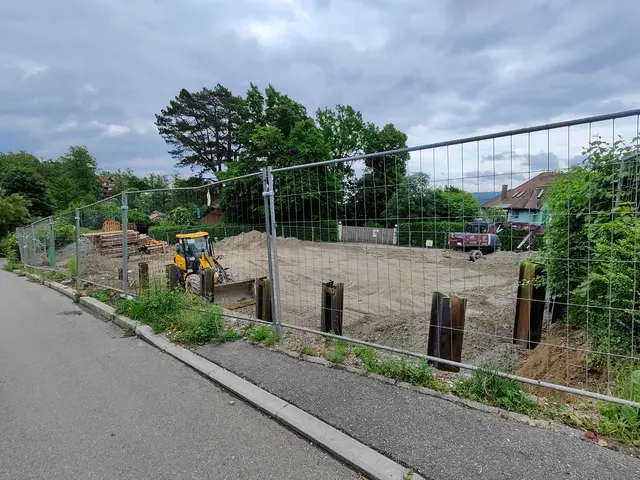 Die Baustelle gegenüber des Hesse-Hauses. Hier sollen zehn neue Wohnungen geschaffen werden. | Foto: Anja Kurz