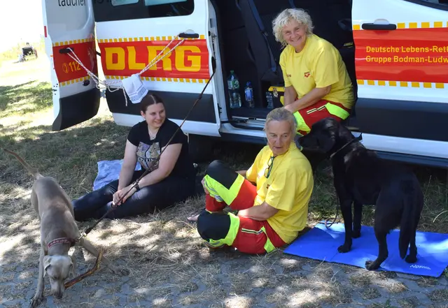 Die Hundestaffel des OV Bodman mit ihren Rettungshunden «Frida und Carrado» bei der begleitenden Fahrzeug- und Geräteschau zum 100jährigen Jubiläum der DLRG Bezirk Bodensee-Konstanz. Links Stefanie Reimann (OV Konstanz), Mitte hinten Nicole Gläser, davor Annett Schliwowski (beide OV Bodman). | Foto: Achim Holzmann