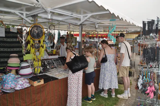 Zahlreiche Marktstände gibt es bei Hafen- und Flohmarkt an beiden Tagen des Hafenfests zu entdecken. | Foto: Archiv/Anja Kurz