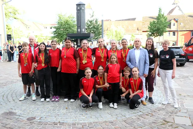 Lennon Keller, Paul Gaißer (Trainer), Koshi Mirzai, Isabella Straub, Basandra Mirzai, Jana Setzer, Emelie Lehmann, Saskia Grote, Mayla Rietschle, Bürgermeister Manfred Ossola, Cheftrainerin Katja Gaißer, Petra Wiedenmaier (RMSV-Vorsitzende)
(vorne) Thea Schroth, Haylie Rietschle, Amelie Biedermann, Landelin Lürig, Mara Moll | Foto: Wilfried Schwarz