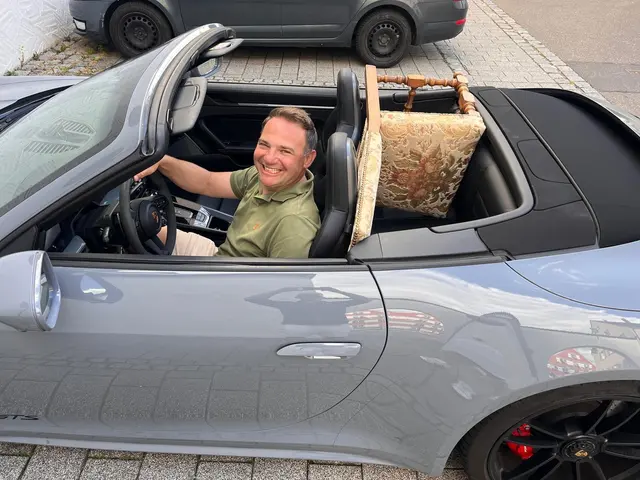 Mit seinem Stuhl im Gepäck fährt Gregor B. in Richtung Bad Cannstatt. | Foto: Stockacher Narrengericht