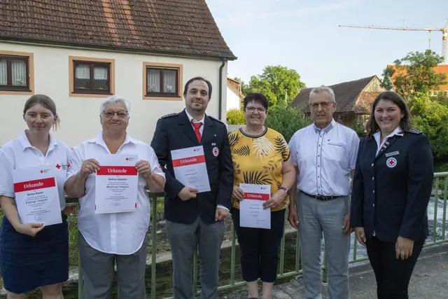 Die Geehrten (von links) Sarina Kaiser, Gudrun Specker, Matthias Specker und Elisabeth Müller sowie Bürgermeister und DRK-Vorsitzender Manfred Ossola und Einsatzleiterin Sabrina Müller. | Foto: Uwe Johnen