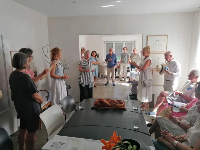 Zur Eröffnung der Ausstellung „40 Bilder, 40 Bücher, 80 Tage“, konnte Galeristin Helena Vayhinger viele Interessierte und Begleiter der Galerie begrüßen. Die Ausstellung präsentiert aus dem Fundus eine ganze Reihe von Leckerbissen aus rund 5 Jahrzehnten Galeriearbeit für die Region. | Foto: privat