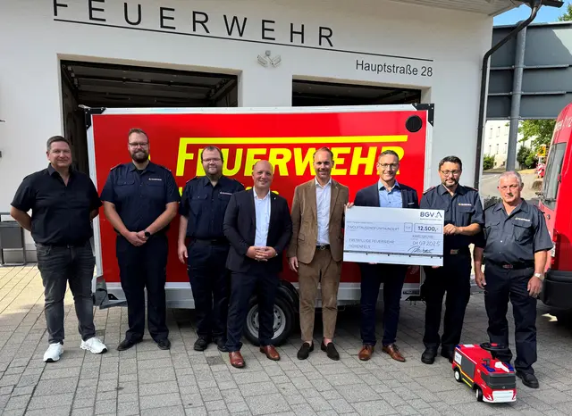 Stefan Gröber (von links), Abteilungskommandant Tobias Riffler, Abteilungskommandant Andreas Lorenz, Georg Ruf, BGV-Vorstandsmitglied Dr. Philipp Lechner, Bürgermeister Florian Zindeler, Gesamtkommandant Ralf Sigmund und stellv. Gesamtkommandant Berthold Will. | Foto: Marco Müller