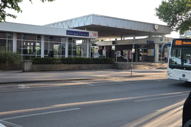 Ab 2027 soll hier umgebaut werden. Auch die bereits bestehende Rampe soll saniert werden. Insgesamt soll der Bahnhof dann barriefrei zugänglich gemacht werden.  | Foto: Sebastian Ridder