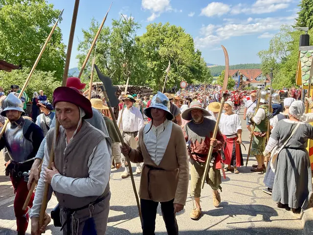Die aufständischen Bauern erstürmen die Stadt. Eine riesige historische Nachstellung, die in Aach auf die Beine gestellt wurde.  | Foto: Bernhard Grunewald