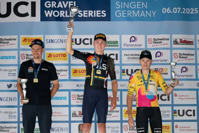 In der Wertung Elite Herren konnte sich Mathijs Loman (Mitte) vor Jonas Koch (links) und Felix Stehli (rechts) den Sieg beim Hegau Gravel Race sichern.  | Foto: Wolfgang Schneble