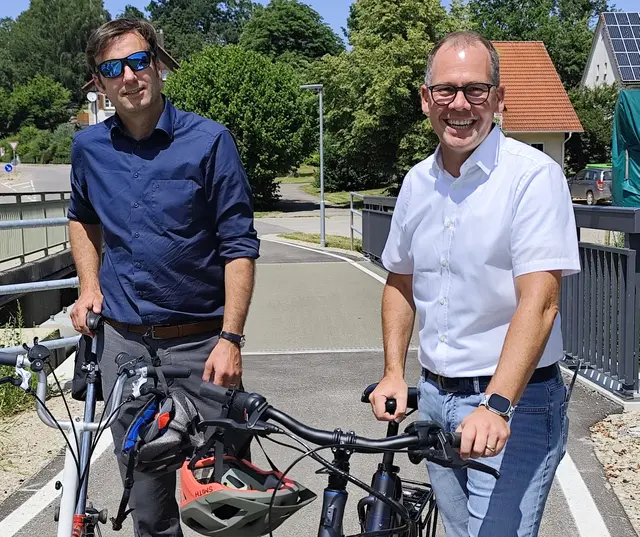 Landrat Zeno Danner (links) und Bürgermeister Thorsten Scigliano haben den neuen Geh- und Radweg zwischen Zoznegg und Mühlweiler freigegeben. | Foto: Doris Eichkorn
