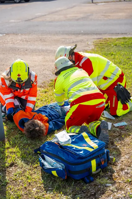 Bis der reguläre Rettungsdienst eintrifft, sorgen die Helfer vor Ort in Eigeltingen für die ersten medizinischen Maßnahmen. | Foto: Helfer vor Ort
