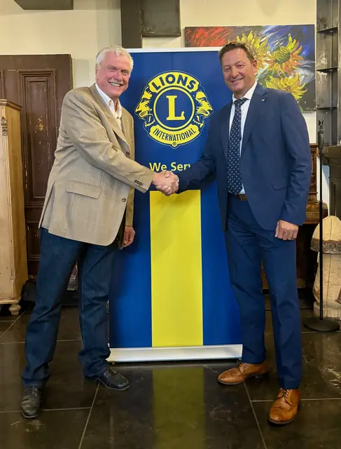 Christoph Karle (rechts) übernimmt das Präsidentenamt des Lions Club Stockach von Nikolaus Langner (links).  | Foto: Jörg Lawrenz