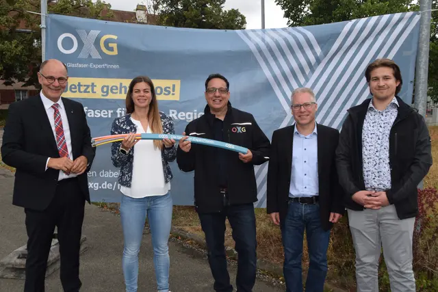 Oberbürgermeister Bernd Häusler (von links), Franziska Christau, Leiterin des OXG-Kommunikationsmanagements, Simon Meinhard, Key Account Manager von OXG, Wirtschaftsförderer Oliver Rahn und OXG-Projektleiter Gino Spring feiern den Beginn des Glasfaserausbaus im Singener Kernort. | Foto: Tobias Lange