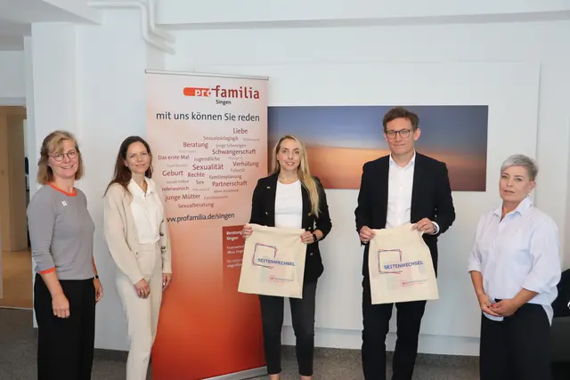 Ein Perspektivwechsel initiert vom Paritätischen Wohlfahrtsverband: Die Politiker Saskia Frank und Marcus Röwer bei der Beratungsstelle der Pro familia in Singen. Von links: Regionalleiterin des Verbands Karin Seng, Sozialpädagogin Nadine Schäfer, Landtagsabgeordnete Saskia Frank, Singens Bürgermeister Marcus Röwer und Verwaltungsmitarbeiterin Regina Schumacher. | Foto: Sebastian Ridder
