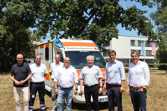 Hier soll es entstehen: das neue Rettungszentrum des DRK-Kreisverbands des Landkreises Konstanz. Die Verantwortlichen sind in den letzten Schritten der Bauplanung. Von links: Oberbürgermeister Ulrich Burchardt, , stellvertretender Kreisgeschäftsführer &amp; Prokurist,  Altlandrat Frank Hämmerle, Landrat und Kreisverbandsvorsitzender Zeno Danner und Kreisgeschäftsführer und Geschäftsführer Rettungsdienst Timo Petersen. | Foto: Sebastian Ridder