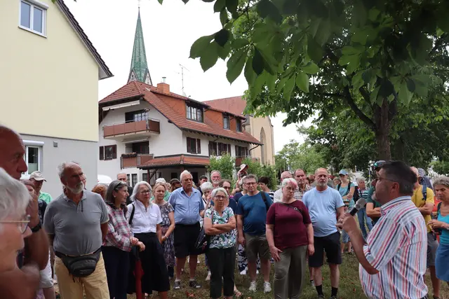 Etage eins von zwei: Ottkar Graf erklärt den Zuhörern, wie es zum Bau des Schloss im Unterdorf von Worblingen kam.  | Foto: Sebastian Ridder