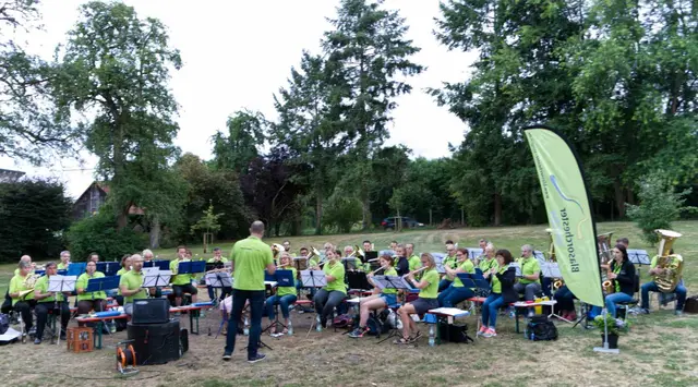 Biergartenkonzert: Jede Menge „Gute-Laune-Musik“ bietet das Blasorchester der Stadt Singen unter der Leitung von David Krause im Färbegarten am Dienstag, den 29. Juli um 19.30 Uhr. | Foto: JONAS WEBER