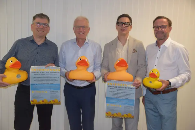Sie lassen bald wieder die Gummienten schwimmen: Conrad Mattes (von links), Pius Netzhammer, Andreas Pfleger und Franz Hirschle laden zusammen mit dem Lions Club Singen-Hegau und dessen Förderverein ein zum siebten Entenrennen in der Aach. | Foto: Tobias Lange