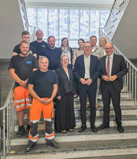 Das Glaskunstwerk des italienischen Künstlers Renato Santarossa konnte dank des engagierten Einsatzes aller Beteiligten als Dauerleihgabe der Sparkasse Hegau-Bodensee an seinem neuen Standort im Singener Rathaus einziehen. | Foto: Stadt Singen