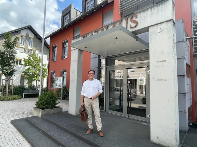Hier ist er seit 2018 Bürgermeister und möchte es auch in Zukungt noch sein. Thomas Auer vor dem Rathaus in Gailingen.  | Foto: Privat