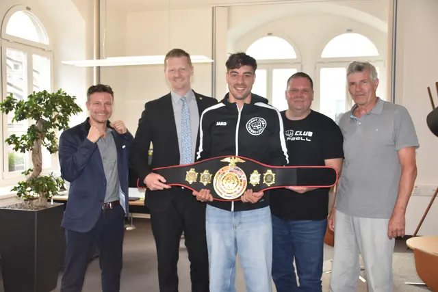 Freuen sich über den neuen Radolfzeller Weltmeister (von links): Thorsten Räffler, OB Simon Gröger, Eike Mintenbeck, Sven Trettner und Axel Tabertshofer. | Foto: Philipp Findling