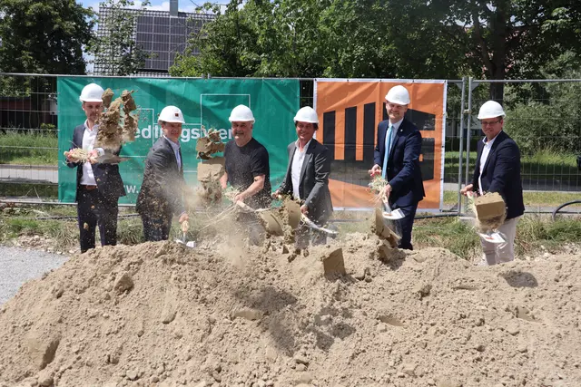 (v.l.:) Markus Hogenmüller (Leiter der Siedlungswerk-Geschäftsstellen Freiburg und Rottweil), Dietrich Gohn von der Firma Wolfer &amp; Goebel, Architekt Fredi D‘Aloisio, Christoph Welz(stellvertretender Geschäftsführer der Siedlungswerk GmbH) OB Simon Gröger und Projektleiter Markus Kliche freuen sich über den Spatenstich des neuen Bauprojektes, der ein positives Zeichen setzt. Der Wohnungsbau ist auch in schwierigen Zeiten möglich. | Foto: swb-Bild: Juleda Kadrija