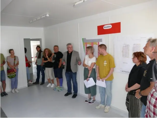 Bürgermeister Ralf Baumert (Mitte) informiert über die Geflüchtetenunterkunft. | Foto: Gemeinde Rielasingen-Worblingen