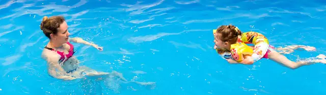 Schwimmen lernen ist eine wichtige Sache - insbesondere mit Gewässern wie dem Bodensee in der Nähe.   | Foto: stock.adobe.com - scaliger