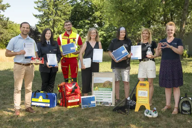 (v. li.): Christoph Huber (Gemeinde Sipplingen, Sieger in der Kategorie „Thü-ga-Liebling“),  Regina  Glatt  und  Felix  Wolpert  (Helfer  vor  Ort  Feuerwehr  Eigeltingen),  Manuela  Martin  (Igelhilfe  E.Igeltingen  gUG,  Sieger  in  der  Kategorie „Fan-Liebling“), Doris Grieshammer und Eva Spaun (Stadttaubenhilfe Singen  e.V.)  freuen  sich  über  die  Platzierung  ihrer  Herzensprojekte.  Jennifer  Niermann (Thüga Energie) gratuliert den Gewinnern. | Foto: Thüga Energie