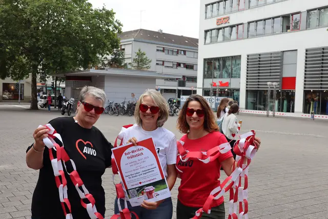 Hier können Besucher zum gemeinsamen kostenlosen Frühstück zusammenkommen: auf dem Heinrich-Weber-Platz. Die Veranstalter freuen sich auf das Event: von links Gabriele Weschenfelder, Geschäftsführerin Regina Brütsch und Denise Werkmann. | Foto: Sebastian Ridder